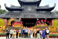 Ngành du lịch Ninh Bình cùng đại diện các đơn vị tặng hoa, chào đón những vị khách đầu tiên đến với chùa Bái Đính.