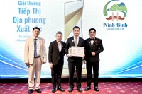Sở Du lịch Ninh Bình nhận Giải thưởng tiếp thị địa phương xuất sắc tại buổi lễ vinh danh. 