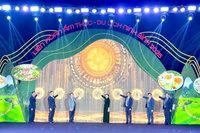 Các đại biểu thực hiện nghi thức bấm nút khai mạc liên hoan ẩm thực-du lịch Ninh Bình năm 2025.