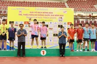 Ban tổ chức trao giải Nhất, Nhì, Ba nội dung đồng đội nam lứa tuổi 12-13 cho các vận động viên.