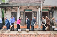 Mặt trận Tổ quốc Việt Nam tỉnh Ninh Bình phối hợp các đơn vị tổ chức khởi công xây dựng nhà ở cho hộ có hoàn cảnh đặc biệt khó khăn ở xóm 8 Thượng Kiệm, xã Phát Diệm. (Ảnh: Trường Giang)