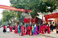 Cử tri khu vực bỏ phiếu số 27, phường Hoa Lư, tỉnh Ninh Bình nô nức đi bầu cử ngay từ sáng sớm.