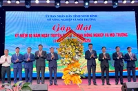 Đại diện lãnh đạo tỉnh Ninh Bình tặng hoa chúc mừng ngày truyền thống ngành Nông nghiệp và Môi trường tại chương trình.