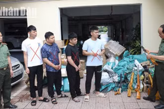 Các đối tượng (dấu X) cùng tang vật tại cơ quan Công an.