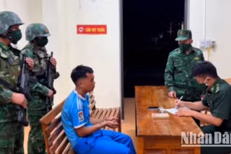 Lực lượng chức năng lấy lời khai đối tượng Giàng A Po.