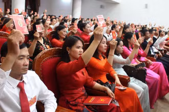 Các đại biểu biểu quyết thông qua chương trình tại Đại hội.