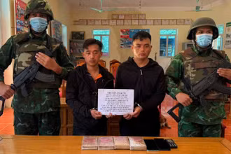 Hai đối tượng cùng tang vật.