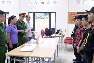 Cơ quan Cảnh sát điều tra, Công an tỉnh Sơn La thi hành các quyết định tố tụng với các đối tượng khai thác vàng trái phép tại xã Gia Phù.