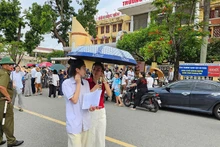 Phụ huynh đón, chăm sóc thí sinh sau mỗi buổi thi.