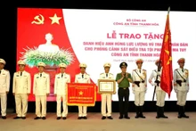 Thừa ủy quyền của Chủ tịch nước Lương Cường, Đại tướng Lương Tam Quang, Bộ trưởng Công an trao danh hiệu Anh hùng lực lượng vũ trang nhân dân cho tập thể Phòng PC04, Công an tỉnh Thanh Hóa.