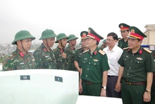Đoàn kiểm tra trao đổi với cán bộ, nhân viên khẩu đội phòng không ở Thanh Hóa.