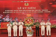 Lãnh đạo Bộ Công an tặng lẵng hoa chúc mừng các thế hệ Công an Thanh Hóa.
