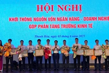 Lãnh đạo tỉnh Thanh Hóa trao tặng Bằng khen cho các doanh nghiệp chung tay vì người nghèo.