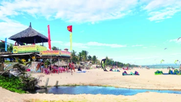 Từ đoạn resort Ca Ty Mui Ne đến Ngoc Bich Bungalow, những “ao” nước đọng lại do hệ thống thải nước của thành phố thoát ra, với từng mảng rêu xanh.