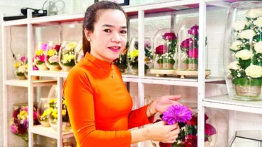 Chị Nguyễn Thị Thanh Lân, người sáng lập thương hiệu "Hoa tươi bất tử Cố đô" bên những sản phẩm thủ công mang đậm dấu ấn nghệ thuật và công nghệ.