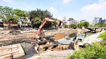 Việc cải tạo sông Tô Lịch đang được các đơn vị thi công khẩn trương.