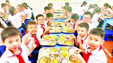 Bữa ăn bán trú của học sinh Trường tiểu học Thăng Long, phường Hoàn Kiếm. (Ảnh ĐĂNG ANH)