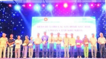 Ban tổ chức chương trình trao 60 suất quà tặng các hộ ngư dân có hoàn cảnh khó khăn, hộ nghèo trên địa bàn thành phố.