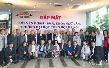 Tổng Bí thư, Chủ tịch nước Nguyễn Phú Trọng chụp ảnh lưu niệm tại buổi gặp mặt Lớp Văn 8 (1963-1967), Khoa Ngữ Văn, Trường ĐH Tổng hợp Hà Nội.