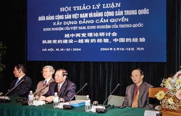 Đồng chí Nguyễn Phú Trọng, Ủy viên Bộ Chính trị, Bí thư Thành ủy Hà Nội, Chủ tịch Hội đồng Lý luận Trung ương tham gia chủ trì Hội thảo lý luận “Xây dựng Đảng cầm quyền: Kinh nghiệm của Việt Nam, kinh nghiệm của Trung Quốc”, ngày 16/02/2004. Ảnh: Thông tấn xã Việt Nam