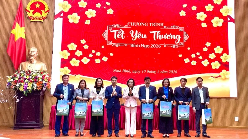 Phó Chủ tịch Quốc hội Nguyễn Thị Thanh trao 3 tỷ đồng quà Tết cho người nghèo Ninh Bình