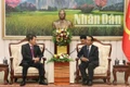 Bộ trưởng Công an Lương Tam Quang chào xã giao Thường trực Ban Bí thư Đảng Nhân dân Cách mạng Lào, Phó Chủ tịch nước Cộng hòa dân chủ nhân dân Lào Bounthong Chitmany. (Ảnh: HẢI TIẾN)