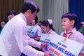 Đồng chí Bùi Thanh Nhân, Ủy viên Thường vụ Thành ủy, Phó Chủ tịch Ủy ban Mặt trận Tổ quốc Việt Nam Thành phố, Chủ tịch Liên đoàn Lao động Thành phố Hồ Chí Minh trao học bổng cho học sinh.