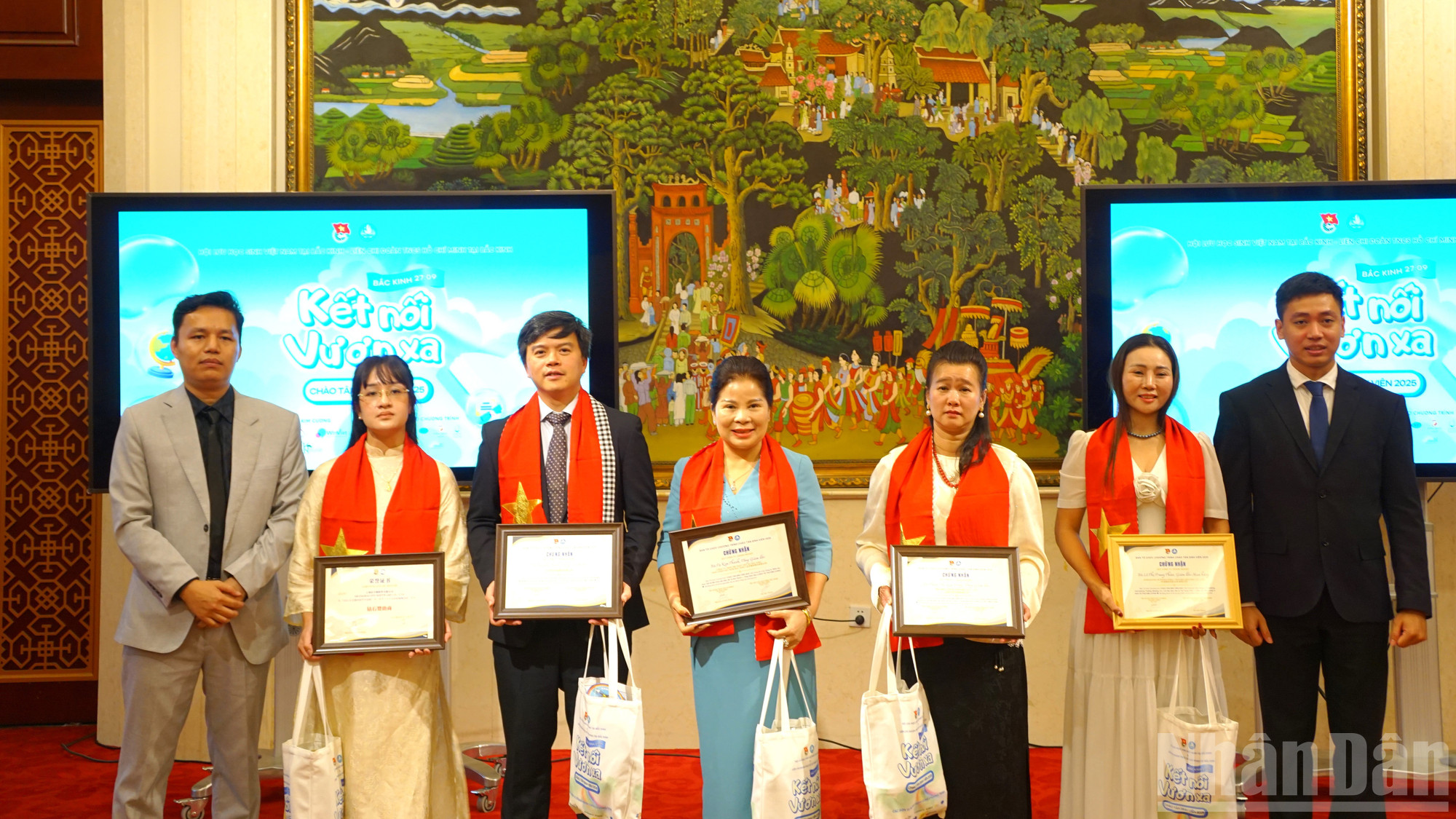 Đại diện Hội lưu học sinh và Đoàn Thanh niên cùng đại diện các doanh nghiệp đồng hành. ndo_br_250928-lhs-1.jpg