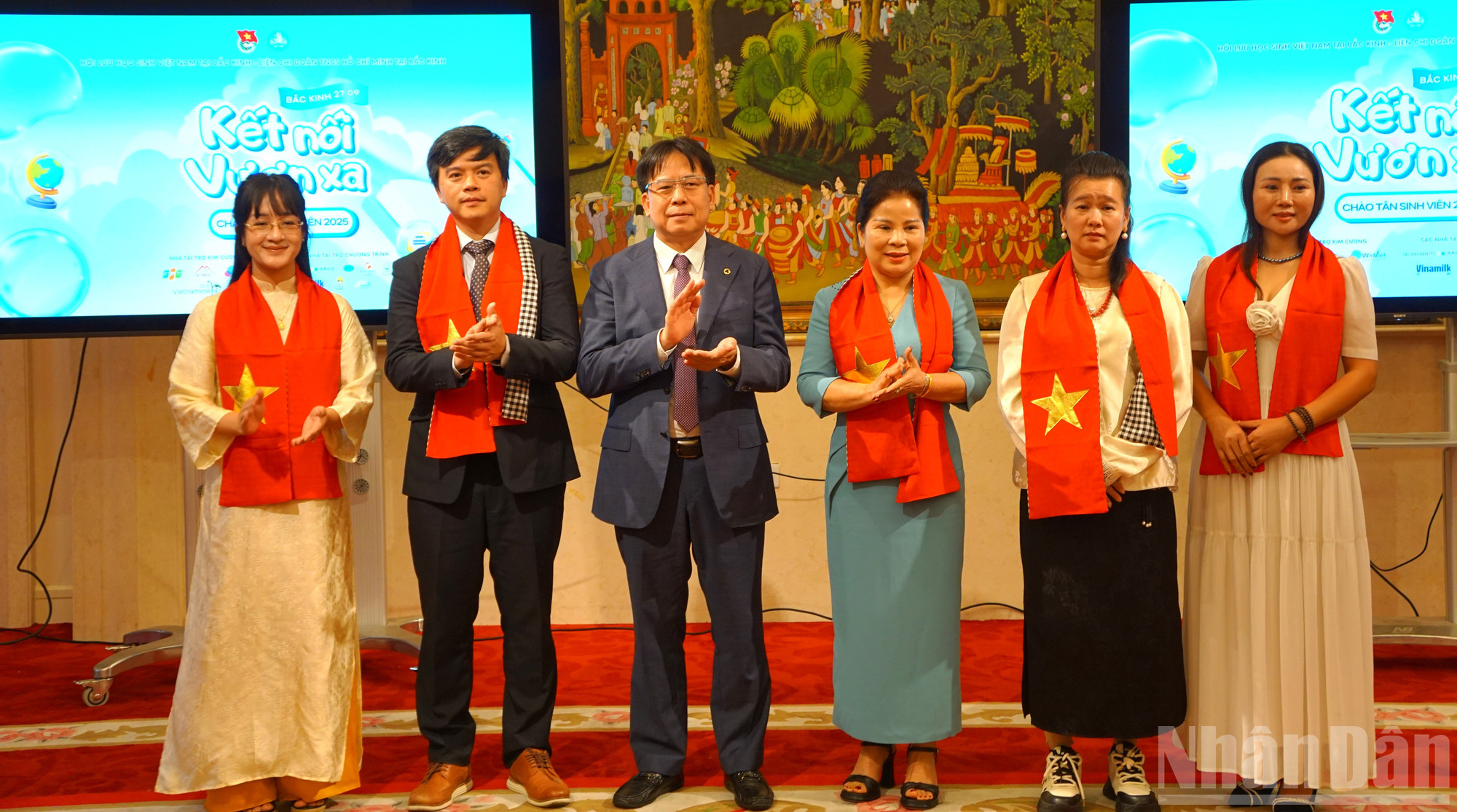 Đồng chí Nguyễn Duy Phóng, Phó Bí thư thường trực Đảng ủy Việt Nam tại Trung Quốc trao quà cho đại diện các doanh nghiệp đã đồng hành, hỗ trợ hoạt động của lưu học sinh. ndo_br_250928-lhs-7.jpg