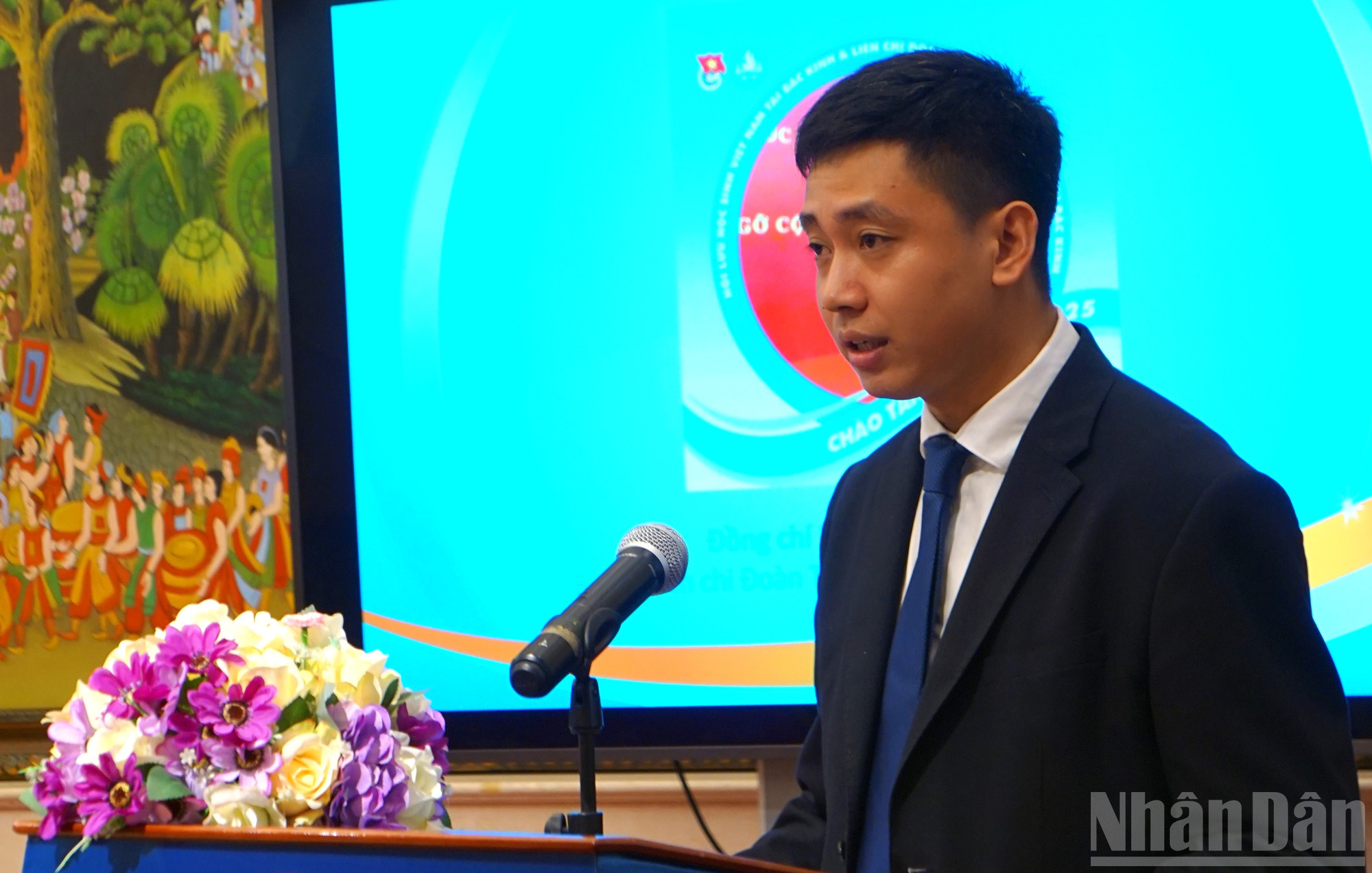 Bí thư Liên chi Đoàn Thanh niên Cộng sản Hồ Chí Minh tại Bắc Kinh Nguyễn Lê Anh Khoa giới thiệu về những kết quả hoạt động Đoàn-Hội trong thời gian qua. ndo_br_250928-lhs-6.jpg