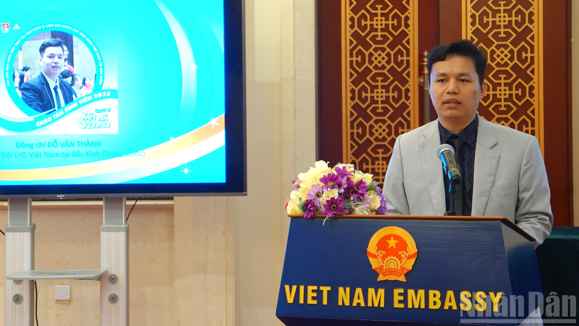 Chủ tịch Hội lưu học sinh Việt Nam tại Bắc Kinh Đỗ Văn Thành phát biểu chia sẻ về mục đích, ý nghĩa của chương trình "Chào tân sinh viên". ndo_br_250928-lhs-2.jpg