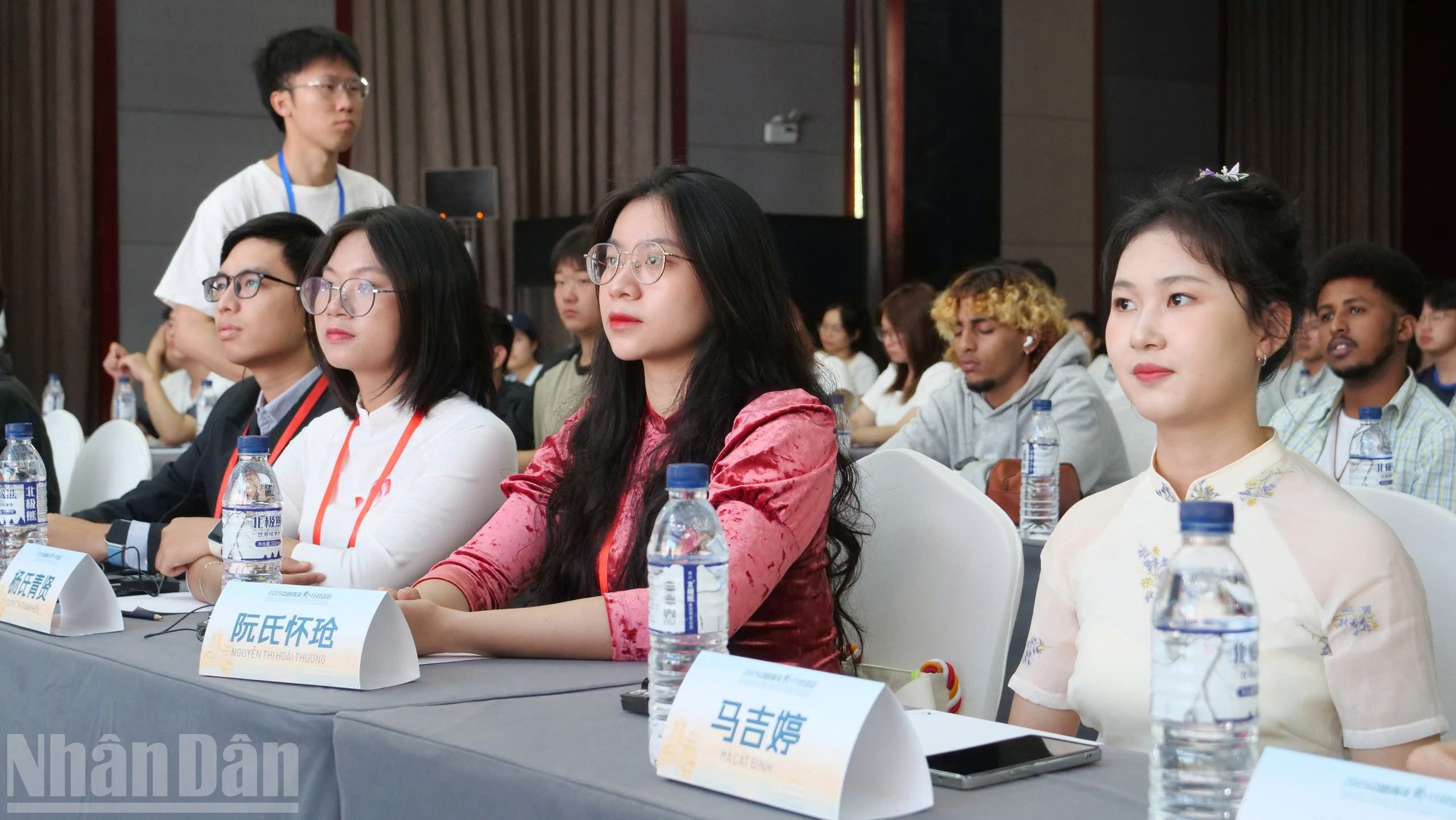 Thanh niên hai nước tại Diễn đàn. ndo_bl_gen-h-z6778617830983-db85c0f3e74c0fd4b28ff5c5f2a3f280.jpg
