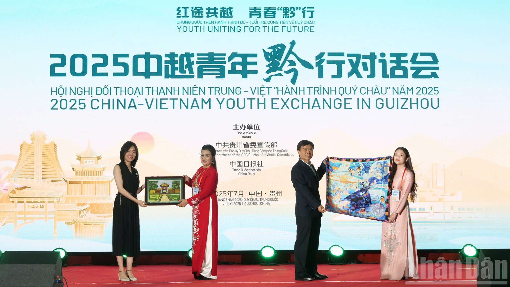 Trao quà lưu niệm tại Diễn đàn. ndo_br_gen-h-z6778617789592-126ddba313f861bd8a19b23a012249c2.jpg