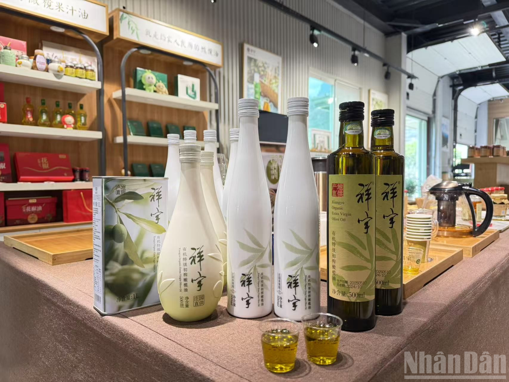 Hàng chục loại sản phẩm từ cây ô-liu mang lại giá trị kinh tế cao. Hàng chục loại sản phẩm từ cây ô-liu mang lại giá trị kinh tế cao.