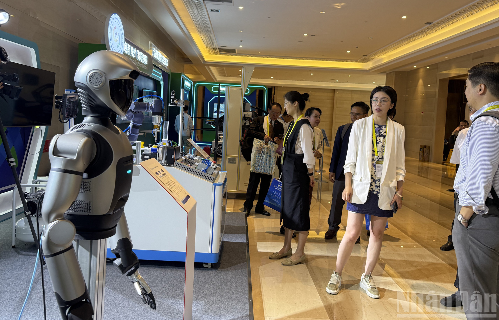 Các đại biểu tìm hiểu về các công nghệ mới được đưa vào đào tạo như robot. (Ảnh: HỮU HƯNG) ndo_br_20250726194859.jpg