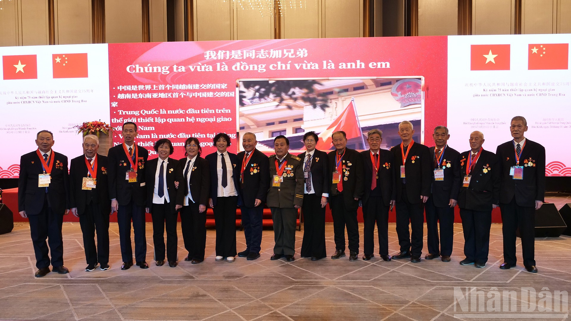 Các cựu chiến binh Trung Quốc từng tham gia giúp đỡ Việt Nam trong cuộc kháng chiến chống Mỹ, cứu nước chụp ảnh lưu niệm tại Lễ kỷ niệm 75 năm thiết lập quan hệ ngoại giao Việt Nam-Trung Quốc được tổ chức tại Bắc Kinh. 