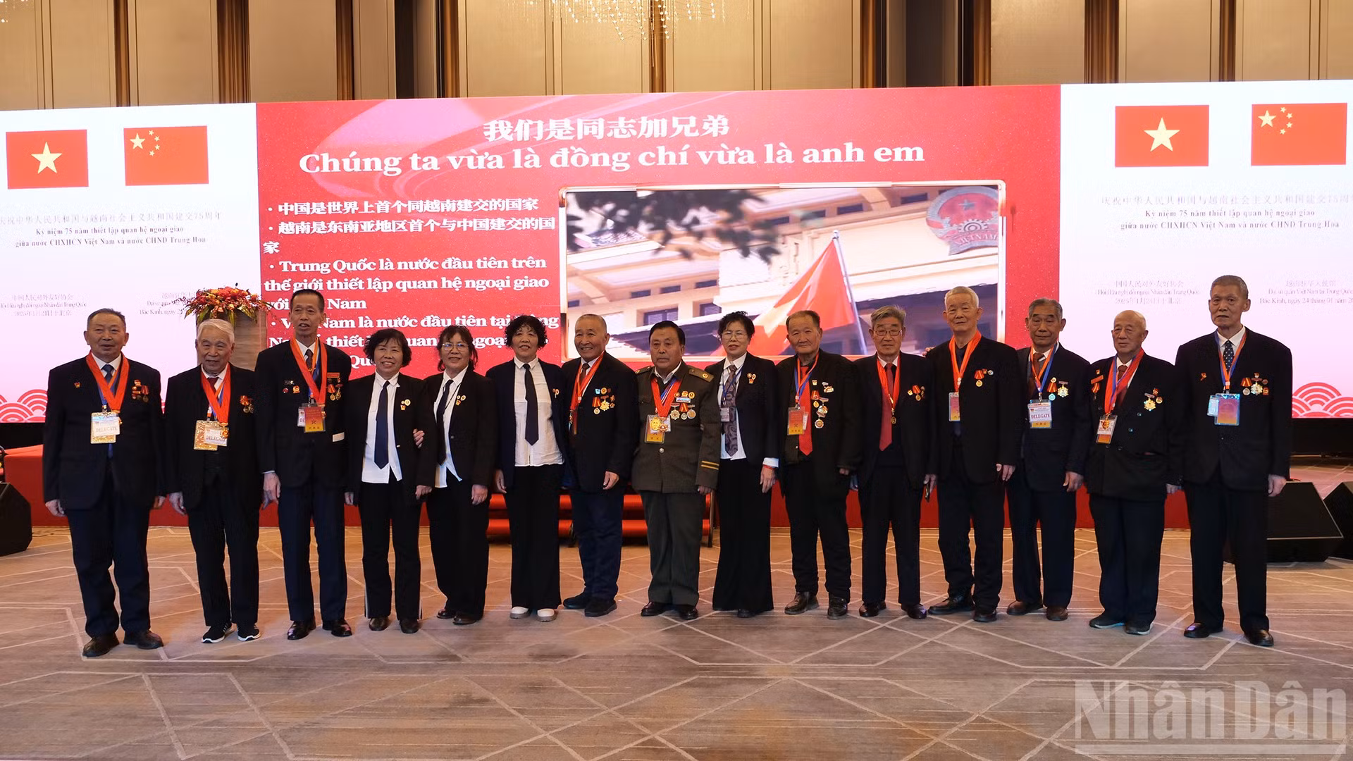 Các cựu chiến binh Trung Quốc từng tham gia giúp đỡ Việt Nam trong cuộc kháng chiến chống Mỹ, cứu nước chụp ảnh lưu niệm tại Lễ kỷ niệm 75 năm thiết lập quan hệ ngoại giao Việt Nam-Trung Quốc được tổ chức tại Bắc Kinh. 