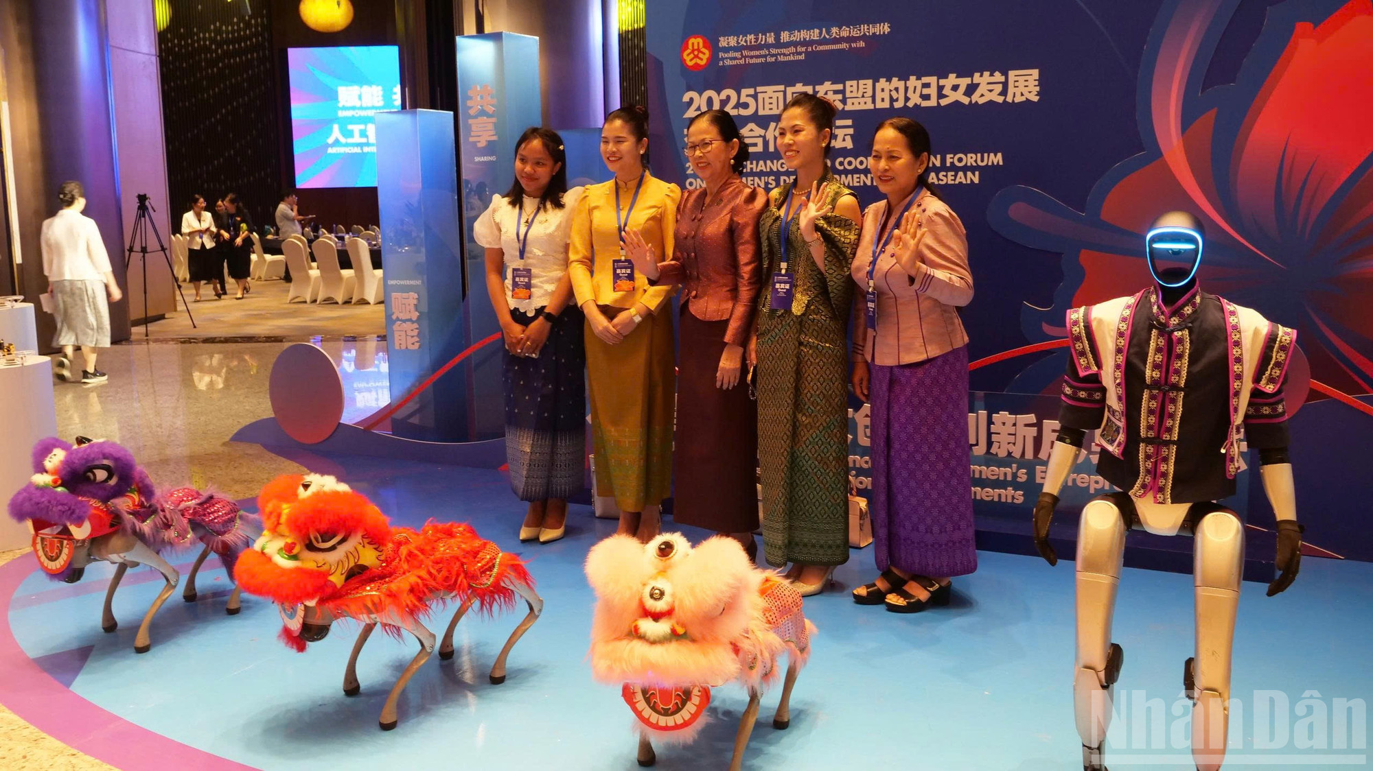 Các đại biểu phụ nữ ASEAN trải nghiệm robot. ndo_br_gen-h-z6811026172314-892b0d5c95a4c0e711f91abb1a2cb747.jpg