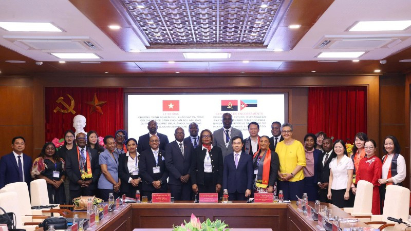 Cán bộ lãnh đạo, quản lý của Đảng MPLA và Đảng FRELIMO cùng cán bộ, giảng viên của Học viện Chính trị quốc gia Hồ Chí Minh tại Lễ bế giảng.