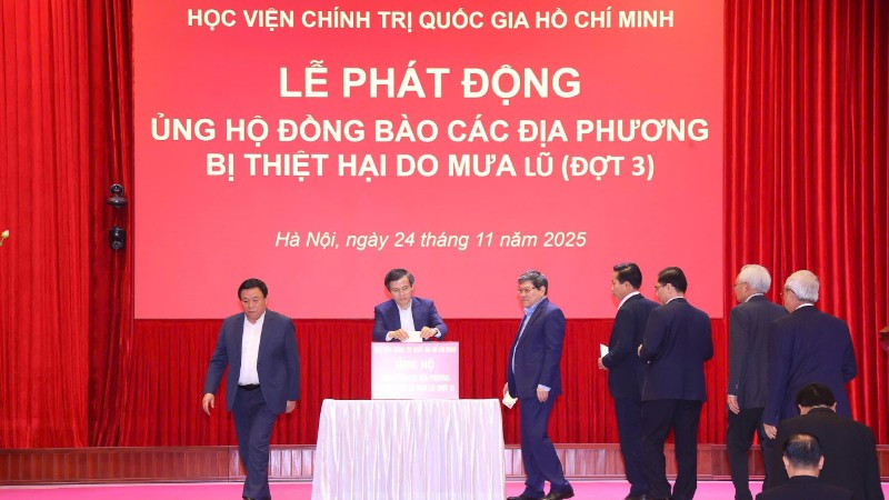 Học viện Chính trị quốc gia Hồ Chí Minh hỗ trợ đồng bào các địa phương bị thiệt hại do mưa lũ. 