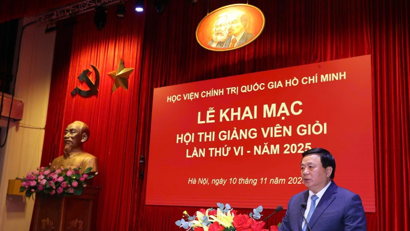 Đồng chí Nguyễn Xuân Thắng phát biểu khai mạc Hội thi giảng viên giỏi cấp Học viện lần thứ VI năm 2025 của Học viện Chính trị quốc gia Hồ Chí Minh. 