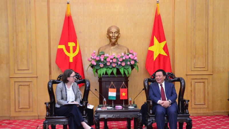 Đồng chí Nguyễn Xuân Thắng, Ủy viên Bộ Chính trị, Giám đốc Học viện Chính trị quốc gia Hồ Chí Minh, Chủ tịch Hội đồng Lý luận Trung ương tiếp bà Deirdre Ní Fhallúin, Đại sứ đặc mệnh toàn quyền Cộng hòa Ireland tại Việt Nam. (Ảnh: Phạm Cường) 