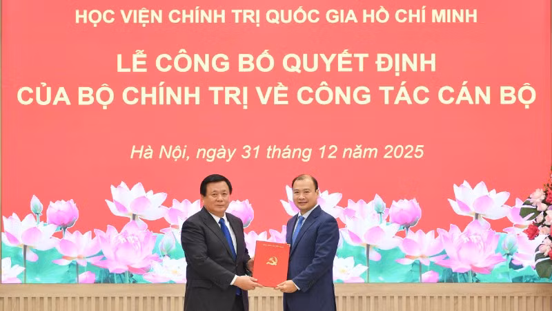 Đồng chí Nguyễn Xuân Thắng, Ủy viên Bộ Chính trị, Giám đốc Học viện Chính trị quốc gia Hồ Chí Minh, Chủ tịch Hội đồng Lý luận Trung ương, trao quyết định của Bộ Chính trị và chúc mừng đồng chí Lê Hải Bình, Ủy viên dự khuyết Trung ương Đảng, Phó Giám đốc Học viện Chính trị quốc gia Hồ Chí Minh. (Ảnh: THẾ ĐẠI)