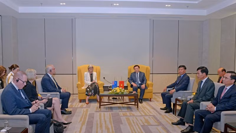 Đồng chí Nguyễn Xuân Thắng, Ủy viên Bộ Chính trị, Giám đốc Học viện Chính trị quốc gia Hồ Chí Minh, Chủ tịch Hội đồng Lý luận Trung ương tiếp bà Sam Mostyn, Toàn quyền Australia và Phu quân Simeon Beckett.