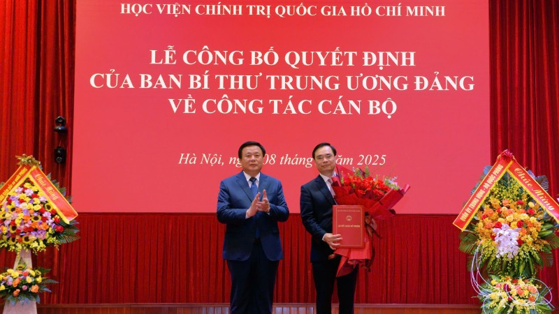 Đồng chí Nguyễn Xuân Thắng, Ủy viên Bộ Chính trị, Giám đốc Học viện Chính trị quốc gia Hồ Chí Minh, Chủ tịch Hội đồng Lý luận Trung ương trao quyết định của Ban Bí thư về việc bổ nhiệm lại chức vụ Phó Giám đốc Học viện Chính trị quốc gia Hồ Chí Minh.