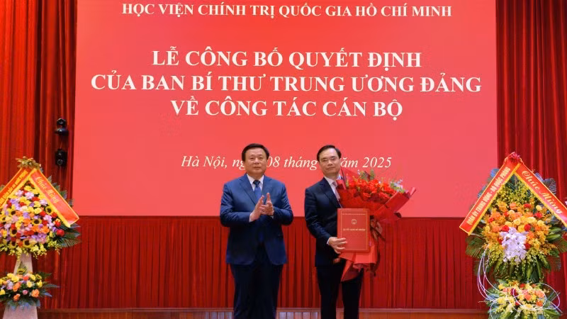 Đồng chí Nguyễn Xuân Thắng, Ủy viên Bộ Chính trị, Giám đốc Học viện Chính trị quốc gia Hồ Chí Minh, Chủ tịch Hội đồng Lý luận Trung ương trao quyết định của Ban Bí thư về việc bổ nhiệm lại chức vụ Phó Giám đốc Học viện Chính trị quốc gia Hồ Chí Minh.