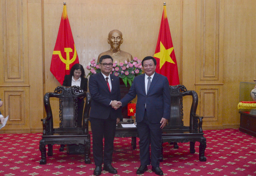 Đồng chí Nguyễn Xuân Thắng, Ủy viên Bộ Chính trị, Giám đốc Học viện Chính trị quốc gia Hồ Chí Minh, Chủ tịch Hội đồng Lý luận Trung ương và ông H. TB. Ace Hasan Syadzily, M. Si, Chủ tịch Học viện LEMHANNAS. (Ảnh: PHẠM CƯỜNG)