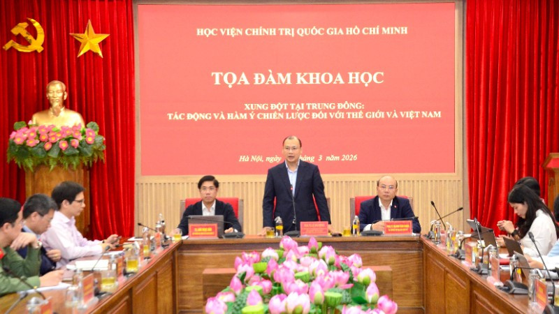 Đồng chí Lê Hải Bình, Ủy viên Trung ương Đảng, Phó Giám đốc Thường trực Học viện Chính trị quốc gia Hồ Chí Minh phát biểu tại tọa đàm. (Ảnh: PHẠM CƯỜNG)