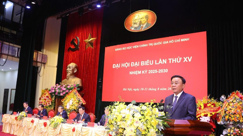 Đồng chí Trần Cẩm Tú, Ủy viên Bộ Chính trị, Thường trực Ban Bí thư, Bí thư Đảng ủy các cơ quan Đảng Trung ương phát biểu chỉ đạo Đại hội đại biểu Đảng bộ Học viện Chính trị quốc gia Hồ Chí Minh lần thứ XV, nhiệm kỳ 2025-2030.