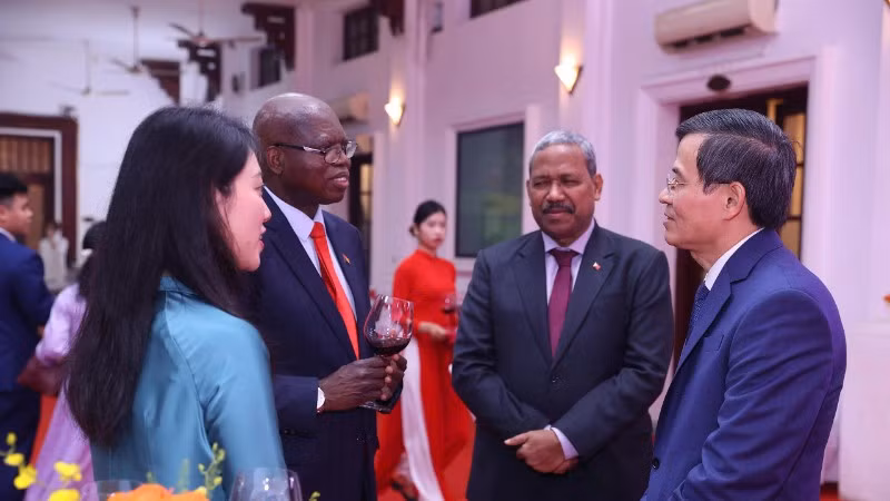 Đồng chí Đoàn Minh Huấn, Ủy viên Bộ Chính trị, Giám đốc Học viện Chính trị quốc gia Hồ Chí Minh tại buổi gặp mặt. 